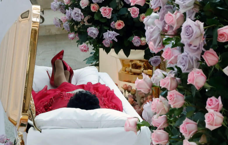Aretha Franklin's body wearing red stilettos in her casket at her viewing